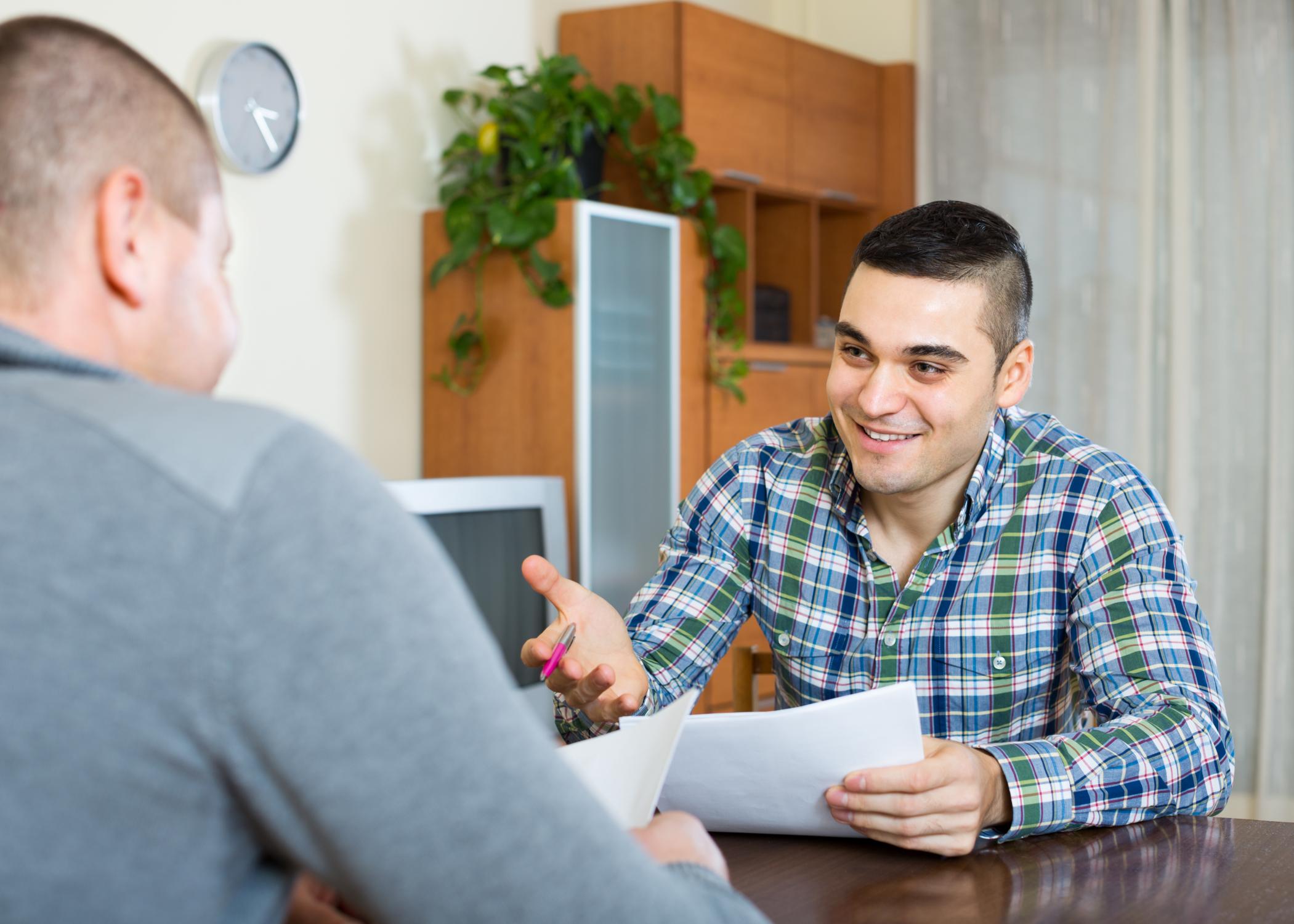 Twee mannelijke personen in gesprek 