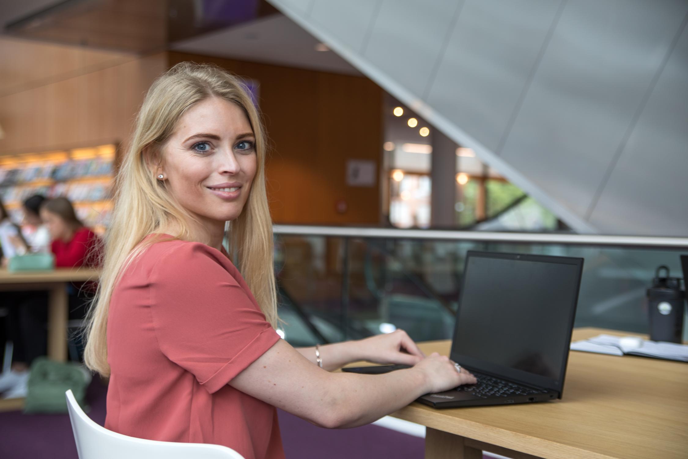 Dame met laptop